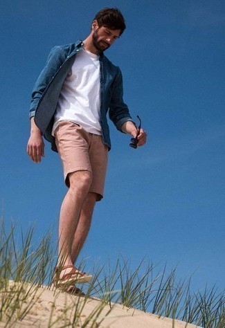 Comment porter des sandales en cuir marron foncé: Choisis une chemise en jean bleu marine et un short rose pour un look de tous les jours facile à porter. Mélange les styles en portant une paire de sandales en cuir marron foncé.