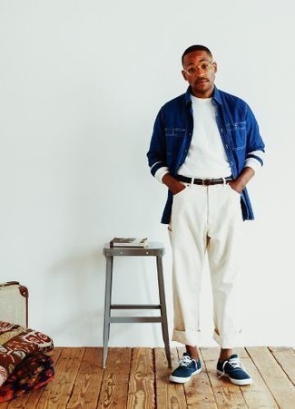 Tendances mode hommes: Porte une chemise en jean bleu marine et un jean blanc pour une tenue idéale le week-end. Une paire de baskets basses en toile bleu marine et blanc est une option judicieux pour complèter cette tenue.