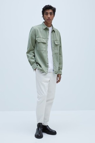 Tenue: Chemise en jean vert menthe, T-shirt à col rond blanc, Pantalon chino noir, Bottines chelsea en cuir noires
