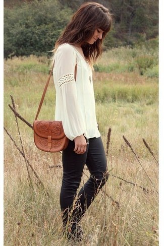Comment porter un sac bandoulière marron: Porte une chemise paysanne blanche et un sac bandoulière marron pour une impression décontractée.
