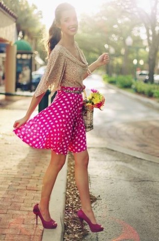 Comment porter une jupe patineuse rose: Essaie de marier un chemisier à manches courtes en chiffon beige avec une jupe patineuse rose pour achever un look chic. Une paire de escarpins en daim découpés pourpres est une option parfait pour complèter cette tenue.