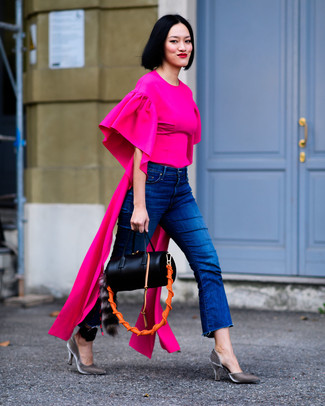 Comment porter un chemisier à manches courtes rose: Pense à opter pour un chemisier à manches courtes rose et un jean bleu pour une tenue idéale le week-end. Une paire de escarpins en velours gris est une option parfait pour complèter cette tenue.