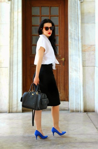 Comment porter une jupe crayon noire: Pense à marier un chemisier à manches courtes blanc avec une jupe crayon noire pour un look de tous les jours facile à porter. Cette tenue est parfait avec une paire de escarpins en daim bleus.