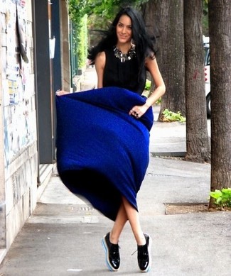 Comment porter une jupe longue bleue: Pense à marier un chemisier à manches courtes noir avec une jupe longue bleue pour un look de tous les jours facile à porter. Une paire de chaussures richelieu en cuir noires est une façon simple d'améliorer ton look.