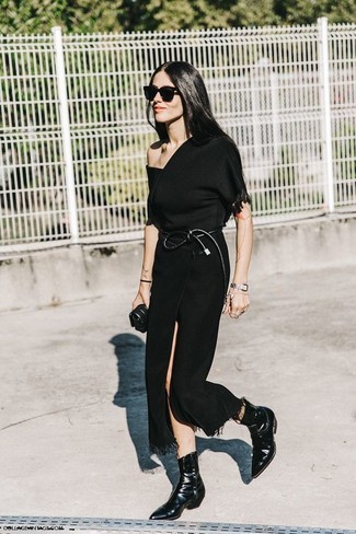 Comment porter un chemisier à manches courtes noir: Harmonise un chemisier à manches courtes noir avec une jupe mi-longue fendue noire et tu auras l'air d'une vraie poupée. Une paire de bottines en cuir noires est une option avisé pour complèter cette tenue.