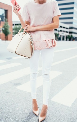 Comment porter un chemisier rose pour un style chic decontractés: Pense à porter un chemisier rose et un jean skinny déchiré blanc pour affronter sans effort les défis que la journée te réserve. Cette tenue se complète parfaitement avec une paire de escarpins en cuir beiges.