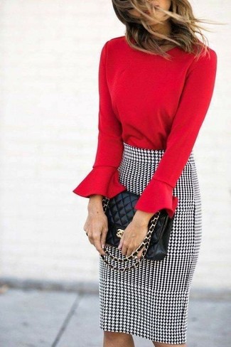 Comment porter une jupe crayon noire et blanche: Harmonise un chemisier à manches longues à volants rouge avec une jupe crayon noire et blanche pour achever un style chic et glamour.