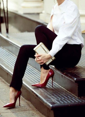 Comment porter des escarpins rouges: Pense à opter pour un chemisier à manches longues blanc et un pantalon slim noir pour créer un look chic et décontracté. Cette tenue est parfait avec une paire de escarpins rouges.