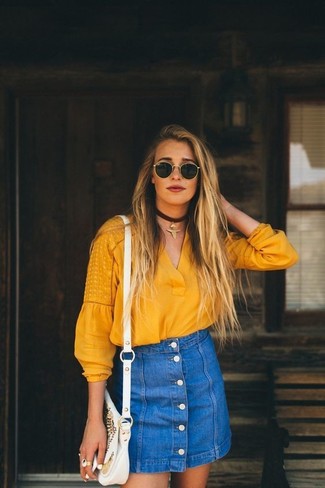 Comment porter un chemisier à manches longues moutarde: Essaie d'associer un chemisier à manches longues moutarde avec une jupe boutonnée en denim bleue pour obtenir un look relax mais stylé.