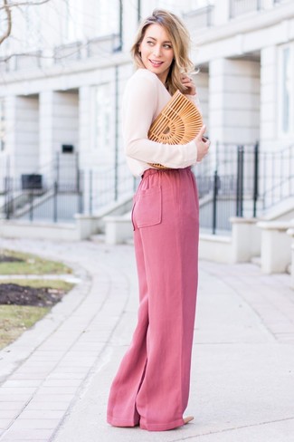 Comment porter des escarpins en cuir beiges: Essaie d'associer un chemisier à manches longues rose avec un pantalon large fuchsia pour se sentir en toute confiance et être à la mode. Cette tenue est parfait avec une paire de escarpins en cuir beiges.