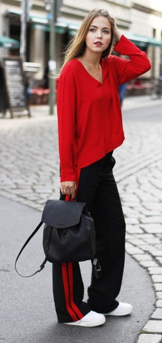 Comment porter un sac à dos en cuir noir: Choisis un chemisier à manches longues rouge et un sac à dos en cuir noir pour une tenue relax mais stylée. Cette tenue est parfait avec une paire de baskets basses blanches.