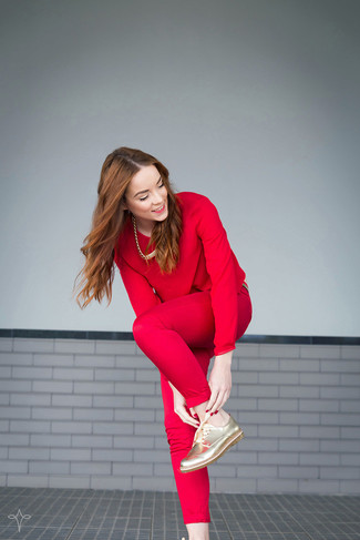Comment porter des chaussures richelieu en cuir dorées: Marie un chemisier à manches longues rouge avec un pantalon slim rouge pour un ensemble de bureau stylé. Une paire de chaussures richelieu en cuir dorées s'intégrera de manière fluide à une grande variété de tenues.