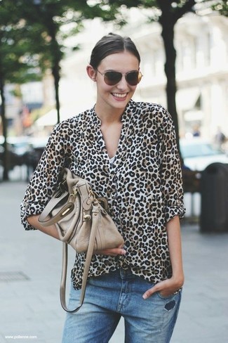 Comment porter un chemisier boutonné imprimé léopard beige: Associe un chemisier boutonné imprimé léopard beige avec un jean boyfriend déchiré bleu pour une tenue idéale le week-end.