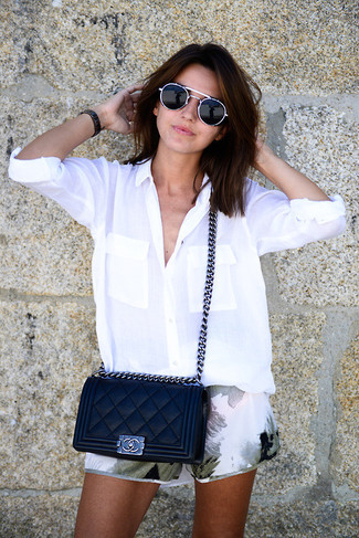 Comment porter un sac bandoulière en cuir matelassé noir: Pense à porter un chemisier boutonné blanc et un sac bandoulière en cuir matelassé noir pour une tenue relax mais stylée.