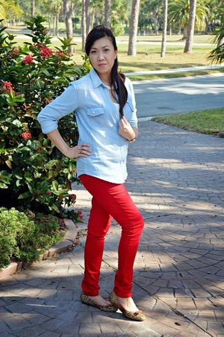 Comment porter un jean skinny rouge: Opte pour un chemisier boutonné en denim bleu clair avec un jean skinny rouge pour une tenue raffinée mais idéale le week-end. Mélange les styles en portant une paire de ballerines en cuir imprimées léopard marron clair.