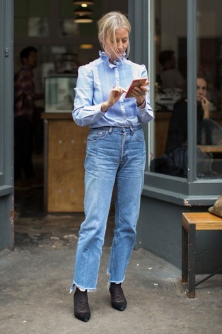 Comment porter des escarpins avec un chemisier boutonné: Pour créer une tenue idéale pour un déjeuner entre amis le week-end, pense à porter un chemisier boutonné et un jean bleu. Cet ensemble est parfait avec une paire de escarpins.