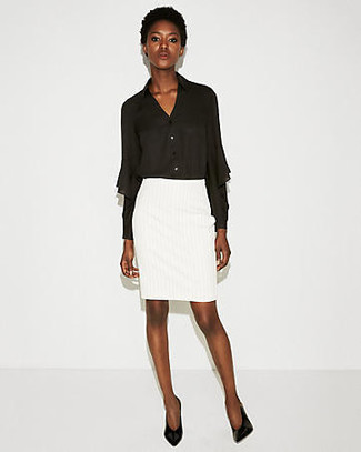Comment porter un chemisier boutonné noir: Harmonise un chemisier boutonné noir avec une jupe crayon blanche pour se sentir en toute confiance et être à la mode. Une paire de escarpins en cuir noirs est une option parfait pour complèter cette tenue.