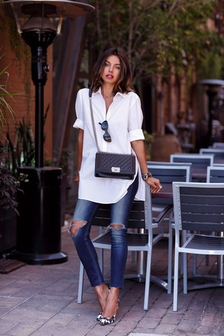 Comment porter des chaussures géométriques: Porte un chemisier boutonné blanc et un jean skinny déchiré bleu pour un look de tous les jours facile à porter. Une paire de escarpins en cuir géométriques blancs et noirs est une option avisé pour complèter cette tenue.