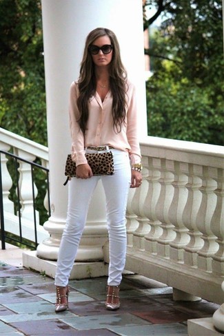 Comment porter un chemisier boutonné rose: Harmonise un chemisier boutonné rose avec un jean skinny blanc pour une tenue idéale le week-end. Cette tenue est parfait avec une paire de escarpins en cuir à clous beiges.