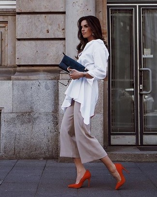 Comment porter un chemisier boutonné blanc: Opte pour un chemisier boutonné blanc avec une jupe-culotte beige pour obtenir un look relax mais stylé. Assortis ce look avec une paire de escarpins en daim rouges.