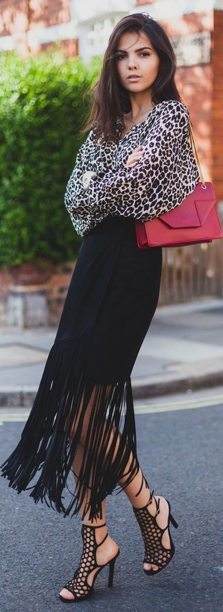 Comment porter un sac bandoulière en cuir rose: Essaie d'harmoniser un chemisier boutonné imprimé léopard beige avec un sac bandoulière en cuir rose pour une tenue relax mais stylée. Une paire de sandales à talons en daim noires est une option judicieux pour complèter cette tenue.