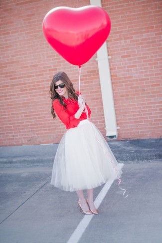 Comment porter une jupe mi-longue blanche: Essaie de marier un chemisier boutonné rouge avec une jupe mi-longue blanche pour se sentir en toute confiance et être à la mode. Une paire de escarpins en cuir dorés est une option génial pour complèter cette tenue.