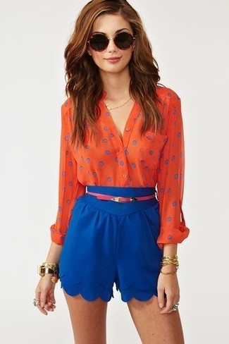 Comment porter un short bleu: Marie un chemisier boutonné á pois rouge et bleu marine avec un short bleu pour une tenue confortable aussi composée avec goût.