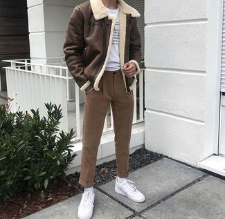 Comment porter un pantalon chino pour un style decontractés quand il fait froid