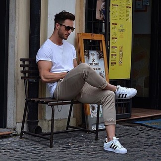 Comment porter un pantalon chino pour un style decontractés quand il fait très chaud