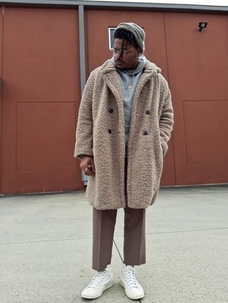 Comment porter un pantalon chino pour un style decontractés quand il fait froid
