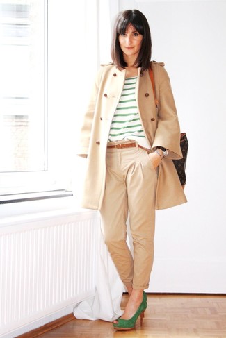 Comment porter un pantalon chino avec des escarpins