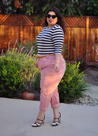 Comment porter un pantalon chino avec des escarpins