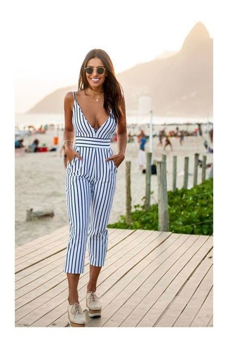 Tenue: Combinaison pantalon à rayures verticales blanc et bleu marine, Mocassins plateforme en cuir beiges, Lunettes de soleil noires