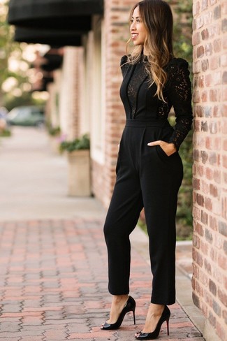 Comment s'habiller à 20 ans: Pour créer une tenue idéale pour un déjeuner entre amis le week-end, pense à porter une combinaison pantalon en dentelle noire. Cet ensemble est parfait avec une paire de des escarpins en cuir noirs.