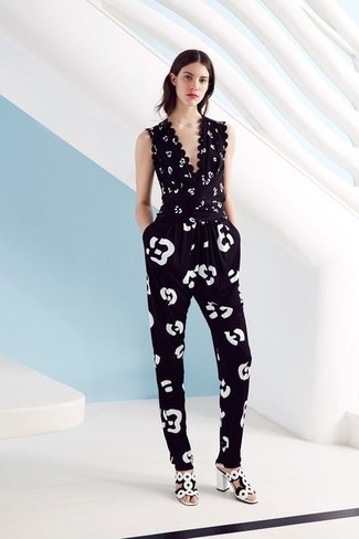 Tenue: Combinaison pantalon imprimée léopard noire et blanche, Sandales à talons en cuir blanches et noires