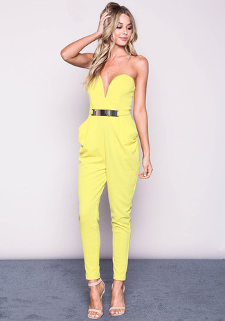 Comment porter une combinaison pantalon jaune: Choisis une combinaison pantalon jaune pour achever un look chic. Complète ce look avec une paire de sandales à talons en cuir beiges.