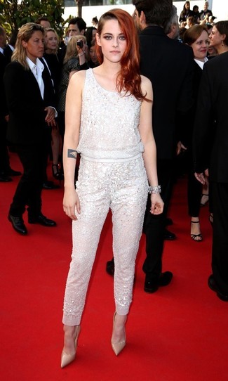Tenue de Kristen Stewart: Combinaison pantalon pailletée blanche, Escarpins en cuir beiges, Bracelet argenté