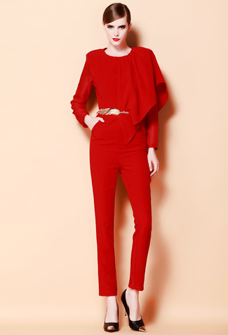 Comment porter une combinaison pantalon rouge: Pense à porter une combinaison pantalon rouge pour affronter sans effort les défis que la journée te réserve. Une paire de escarpins en cuir noir et doré est une option judicieux pour complèter cette tenue.