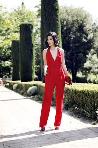 Comment porter une combinaison pantalon rouge: Pense à opter pour une combinaison pantalon rouge pour un look de tous les jours facile à porter. Une paire de escarpins en cuir rouges est une option génial pour complèter cette tenue.