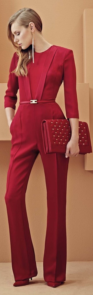 Comment porter des escarpins en cuir rouges: Pense à porter une combinaison pantalon rouge pour un look de tous les jours facile à porter. Assortis ce look avec une paire de escarpins en cuir rouges.