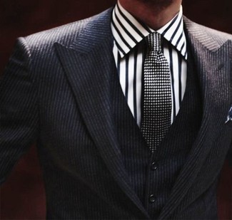 Comment porter une cravate á pois noire et blanche: Pense à marier un complet à rayures verticales gris foncé avec une cravate á pois noire et blanche pour une silhouette classique et raffinée.