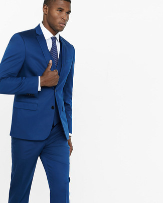 Comment porter une cravate á pois bleu marine: Harmonise un complet bleu avec une cravate á pois bleu marine pour un look classique et élégant.