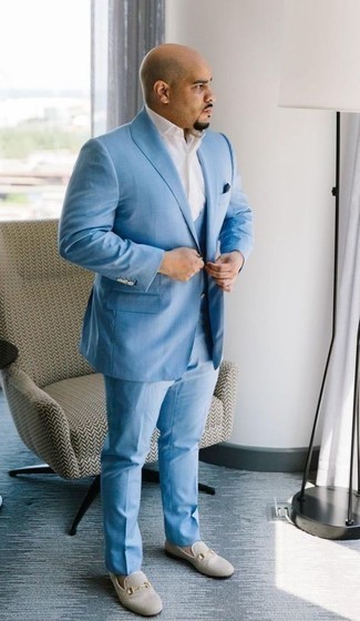 Comment porter un costume bleu clair en été à 30 ans: Essaie d'associer un costume bleu clair avec une chemise de ville blanche pour un look classique et élégant. Tu veux y aller doucement avec les chaussures? Choisis une paire de slippers en daim beiges pour la journée. Une super idée de tenue pour l'été.