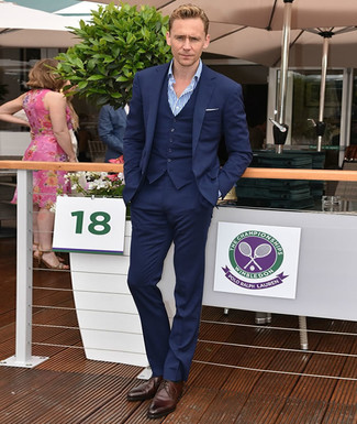 Tenue de Tom Hiddleston: Complet bleu marine, Chemise à manches longues à rayures verticales blanc et bleu, Chaussures derby en cuir marron foncé, Pochette de costume blanche