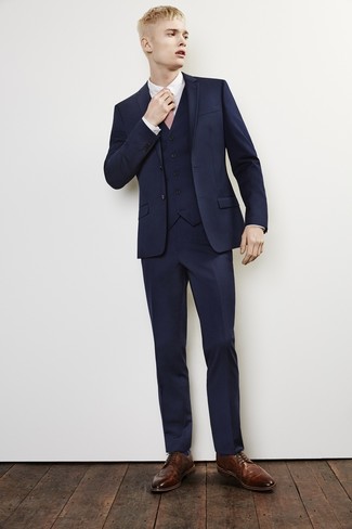 Comment porter une cravate fuchsia: Associe un complet bleu marine avec une cravate fuchsia pour dégager classe et sophistication. Pour les chaussures, fais un choix décontracté avec une paire de chaussures brogues en cuir marron.