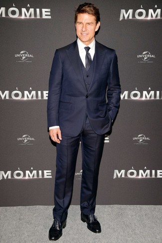 Tenue de Tom Cruise: Complet bleu marine, Chemise de ville blanche, Chaussures brogues en cuir noires, Cravate á pois bleu marine