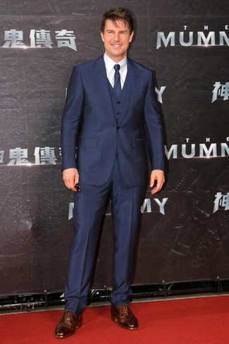 Tenue de Tom Cruise: Complet bleu marine, Chemise de ville blanche, Chaussures richelieu en cuir marron, Cravate bleu marine