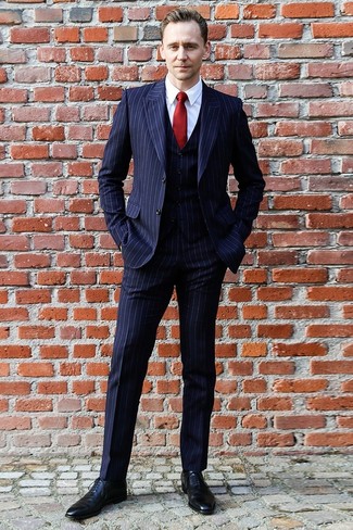 Tenue de Tom Hiddleston: Complet à rayures verticales bleu marine, Chemise de ville blanche, Chaussures richelieu en cuir noires, Cravate en soie rouge
