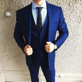 Comment porter une cravate imprimée bleu marine et blanc: Essaie d'associer un complet bleu marine avec une cravate imprimée bleu marine et blanc pour une silhouette classique et raffinée.