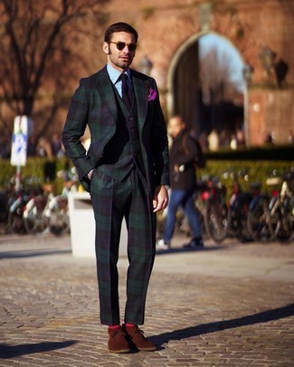 Comment porter un complet avec des bottines chukka à 30 ans: Pense à porter un complet et une chemise de ville bleu clair pour un look classique et élégant. Une paire de bottines chukka apportera un joli contraste avec le reste du look.